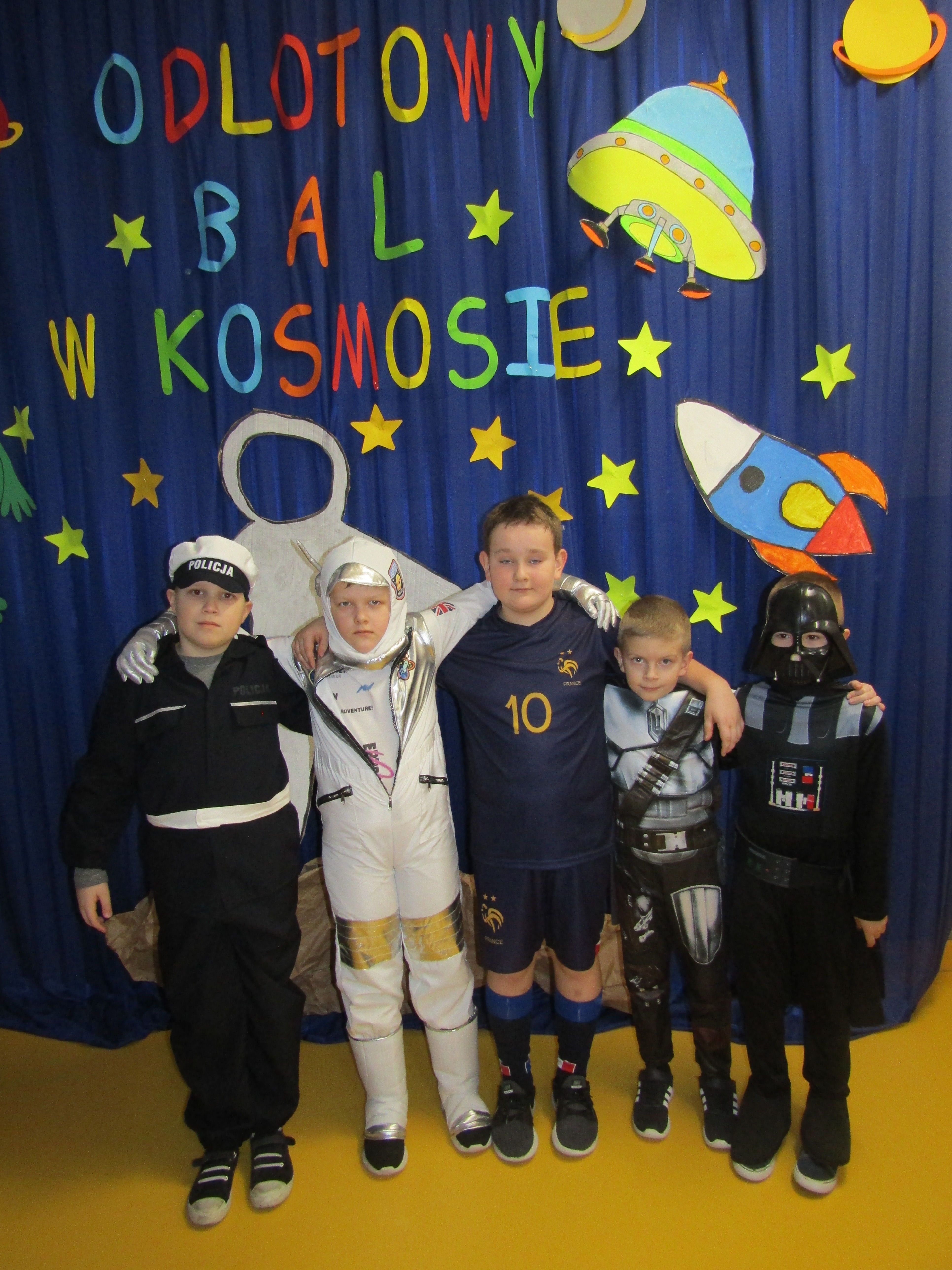 Zdjęcie grupowe uczestników spotkania w przebraniach kosmonauty, policjanta, piłkarza itp