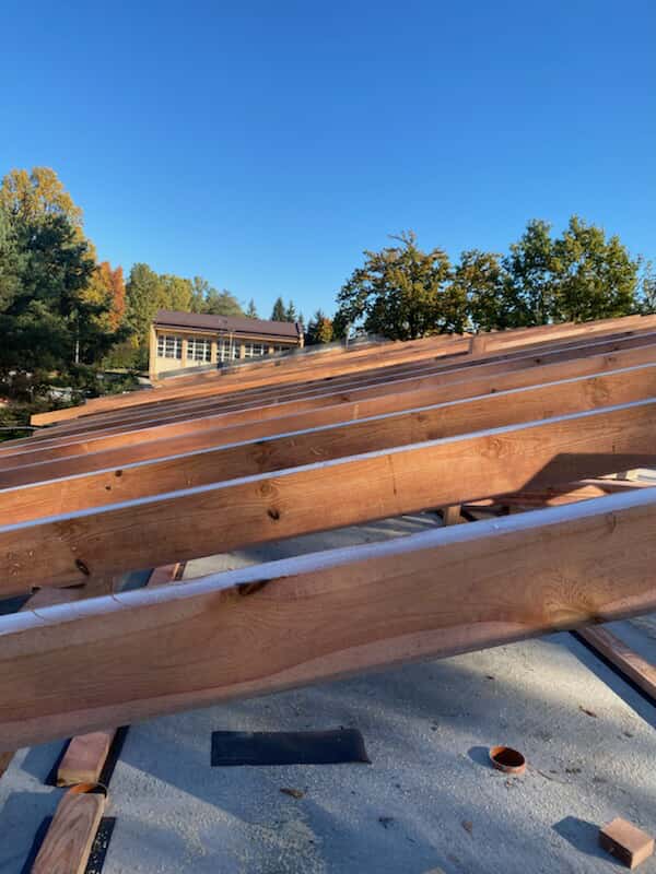 zdjęcie budynku z widocznymi krokwiami