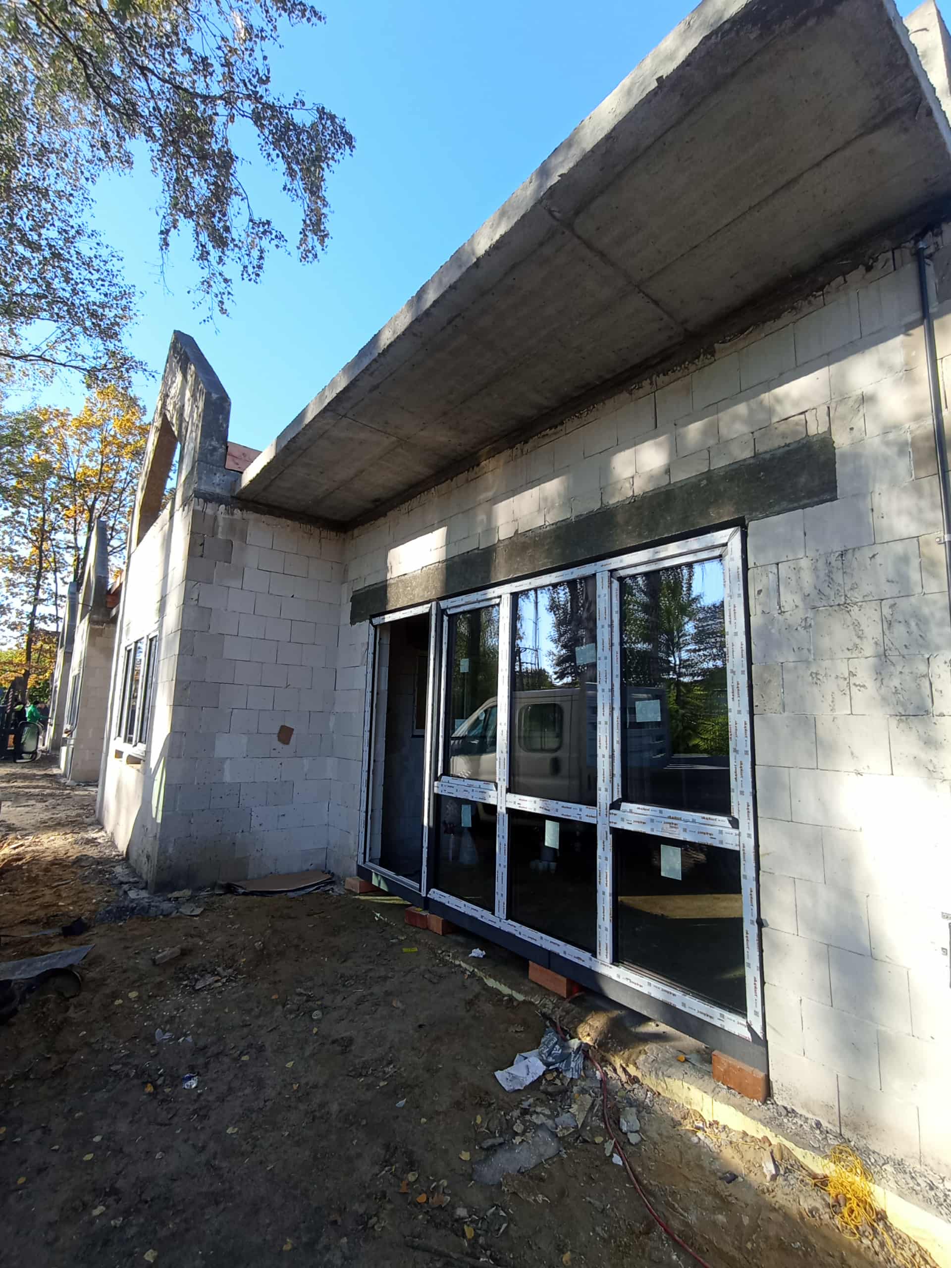 zdjęcie budynku z oknali